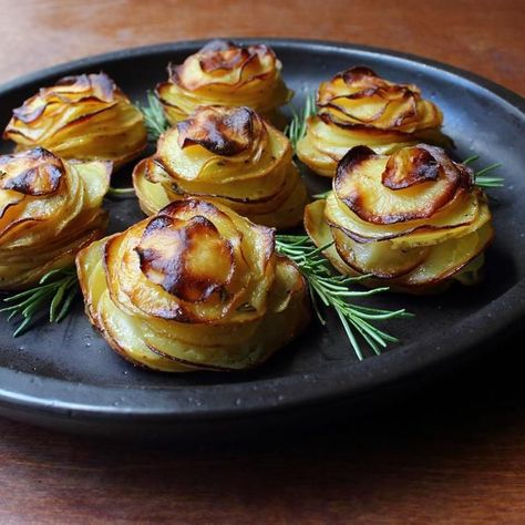 Potato Roses, Thanksgiving Potatoes Recipes, Easter Feast, Au Gratin Potato Recipes, Au Gratin Recipes, Easter Ham, Potato Recipes Side Dishes, Protein Nutrition, Potato Sides