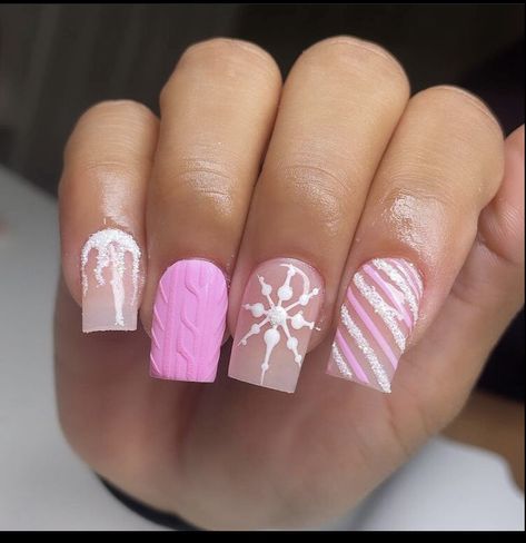 Short Christmas Freestyle Nails, Xmas Nail Designs Square, Unique Acrylic Nails Christmas, Cute Short Simple Christmas Nails, Square Shaped Christmas Nails, Cute Christmas Nails Short Square, Pink Christmas Short Nails, Christmas Nails 2023 Short Square, Pink Short Christmas Nails