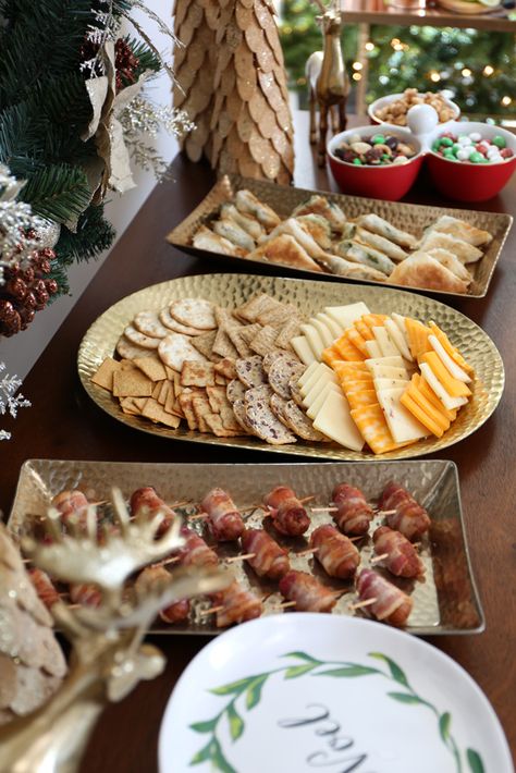 How to Set Up Your Buffet for a Holiday Open House Christmas Open House Food, Christmas Open House Menu, Open House Food Ideas, Open House Food, Christmas Party Buffet, Buffet Tablescapes, Christmas Buffet Table, Elegant Christmas Party, Open House Parties