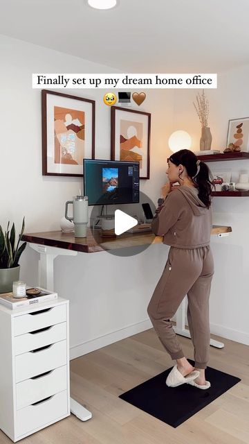 Renee Hahnel 🌲 travel & adventure on Instagram: "I’m obsessed! Details on everything ⤵️ ⠀ ✨Desk: @upliftdesk Saman Live Edge 60” x 30” solid wood standing desk with white V2 C-Frame ⠀ ✨Chair: @upliftdesk Pursuit Ergonomic Chair ⠀ ✨White drawers: @ikeausa Alex Drawers ⠀ ✨Keyboard: custom mechanical keyboard built by my hubby. He used “Cherry Sand” key caps from @novel.keys  ⠀ ✨Mouse: @logitech Lift Vertical Ergonomic Mouse ⠀ ✨Drinkware: mug by @tworidgespottery, water cup/bottle by @stanley_brand ⠀ ✨Speakers, laptop stand & monitor stand are in my Amazon Storefront (🔗 in bi0) ⠀ ✨Roaming America is my book about traveling to all the US national parks - @roamingamericabook ⠀ ✨Art above desk: custom prints from @codeywhite.art + @framebridge walnut frames  ✨Shelves: @ultra_shelf on Etsy, in Cantilever Table, Wood Standing Desk, Above Desk, Blinds For Windows Living Rooms, Alex Drawers, Custom Mechanical Keyboard, Home Design Diy, Living Room Decor Colors, Building House Plans Designs