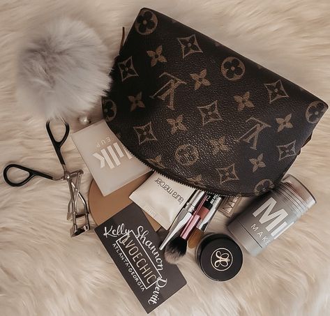 Lv Cosmetic Pouch, Amazing Wallpapers, Minimalist Makeup, Make Up Pouch, Eilat, Luxury Makeup, Makeup Goals, Beauty Skin Care Routine, Makati