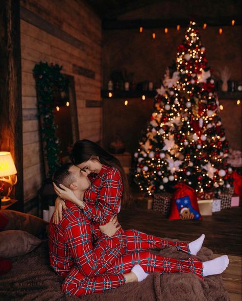 Old Navy Christmas Pajamas, Christmas Couple Photos, Christmas Couple Pictures, Christmas Poses, Christmas Family Photoshoot, Baby Christmas Photos, Navy Christmas, Xmas Pictures, Xmas Photos