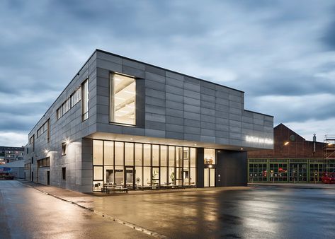 GMP Architekten's ballet facility features industrial materials Ballet Room, Dance Studio Design, Studio Building, Ballet Studio, Studio Build, Concrete Facade, Two Story Foyer, Studios Architecture, Ballet School