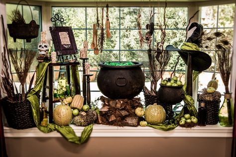 Halloween Store Display, Halloween Window Display, Autumn Window Display, Spells Book, Window Display Retail, Store Window Displays, Halloween Window, Halloween Store, Halloween Displays