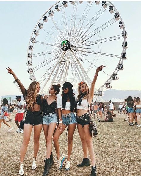 Y feliz dia a ustedes  las mejores sin duda❤ Look Da Festival, Coachella 2020, Rave Party Outfit, Coachella Vibes, Coachella 2019, Look Festival, Music Festival Outfits, Coachella Fashion, Coachella Outfit