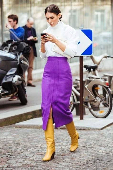 What a complement! Loving this purple midi-skirt paired with the mustard yellow boots.. such a Fall fresh look! Paris Fashion Week 2016, Yellow Boots, Paris Fashion Week Street Style, Cooler Look, Looks Street Style, Street Style Inspiration, Looks Chic, Fashion Weeks, 가을 패션