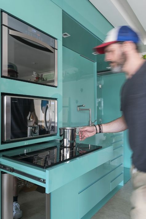 Img.5 Flavio Castro, Vila Olimpia Apartment, São Paulo, 2017 Micro Pantry, Micro Kitchen, Turquoise Kitchen, Teal Kitchen, Modern Kitchen Cabinets, Kitchen Models, घर की सजावट, Kitchen Room Design, Kitchen Furniture Design