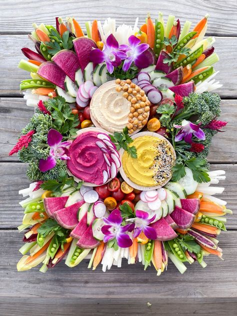 Veggie Charcuterie, Spring Charcuterie, Crudite Platter, Lady Decluttered, Charcuterie Board Ideas, Vegetable Platter, Decorações Com Comidas, Charcuterie Inspiration, Charcuterie Platter