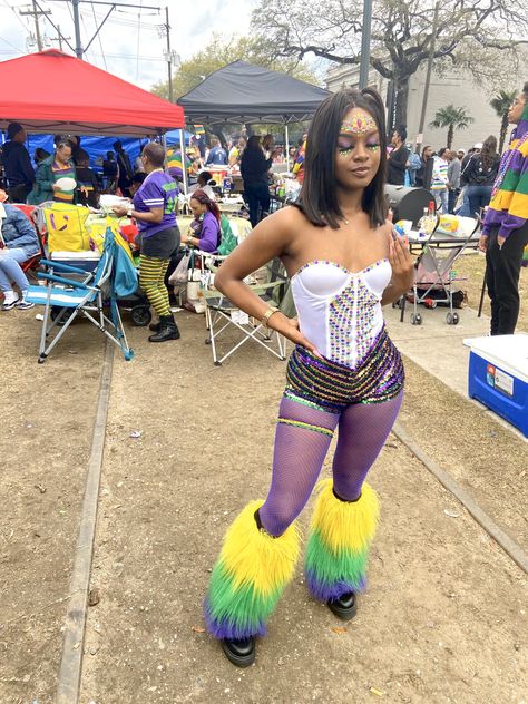 Madigra Outfit, Marco Gras Outfit, Spanish Town Parade Outfit, Mardi Gras Outfit Ideas For Women, Martigraw Outfit Ideas, Madi Gras Makeup, Outfits For Mardi Gras New Orleans, Mardi Grad Outfit, Mardis Gras Outfit