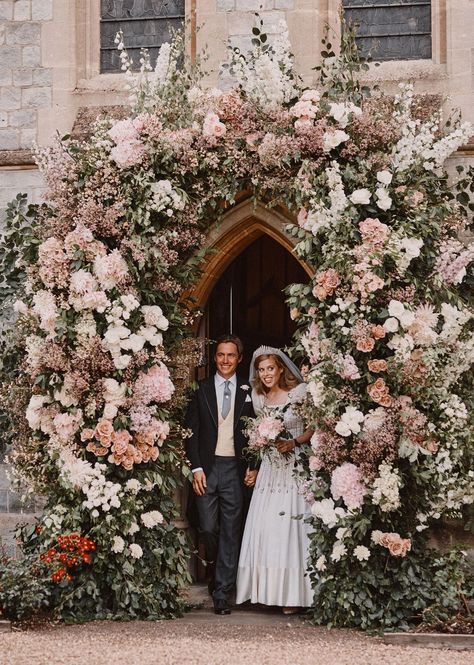 Princess Beatrice Wedding, Prins Philip, Norman Hartnell, Royal Lodge, Prins Harry, Flower Arch, Private Wedding, Celebrity Wedding, Sarah Ferguson