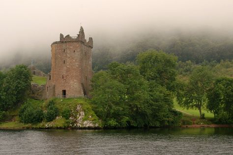 Urquhart Castle | © John Robinson/Flickr Cawdor Castle, Inverness Castle, Island Of Skye, Zoo Tycoon, Inverness Scotland, Urquhart Castle, Castle Drawing, Boat Drawing, Scotland Forever