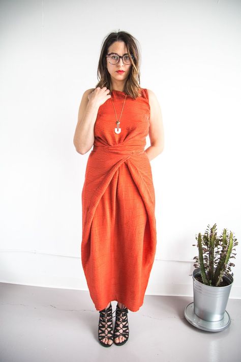 The Kielo Wrap dress by Named Patterns in red silk // Handmade by Closet Case Patterns https://closetcasepatterns.com/lady-red-silk-kielo-wrap-dress/ Kielo Wrap Dress Pattern, Kielo Wrap Dress, Wrap Dress Outfit, Diy Fashion Trends, Silk Summer Dress, Wrap Dress Pattern, Silk Wrap Dresses, Normal Clothes, Dress Closet