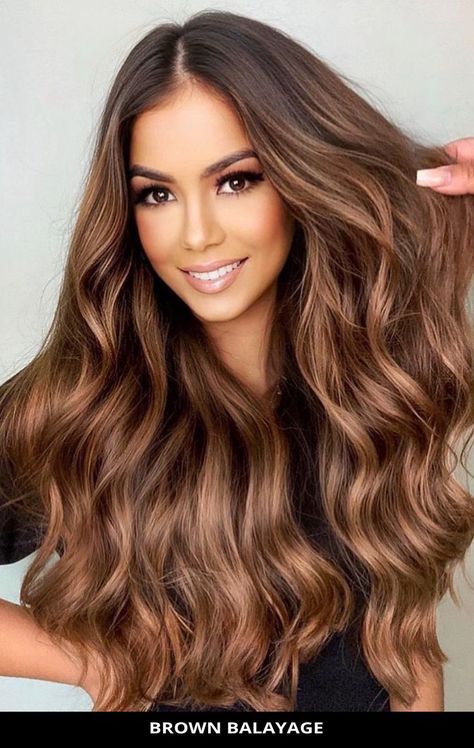 Style your hair with this trendy Brown Balayage ladies are getting this year! See what stylists are saying about this style and the rest of these 25 most stylish balayage brown hair colors for an easy new look. // Photo Credit: @vou_de_vermelho on Instagram Brown Hair Trends, Peinados Hair Styles, Beautiful Haircuts, Brown Hair Balayage, Brown Balayage, Ombré Hair, Trendy Hair Color, Haircut And Color, Summer Hair Color