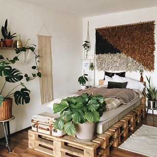 Every night i feel the urge to rearrange my apartment. Wood Pallet Bed, Bed Frame Ideas, Wood Pallet Bed Frame, Wood Pallet Beds, Pallet Bed Frame, Diy Pallet Bed, Deco Jungle, Pallet Beds, Bed Frame Design