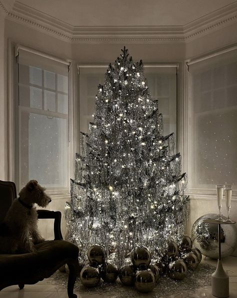 Christmas Tree Inspo, Pretty Christmas Trees, Tinsel Christmas Tree, Tinsel Tree, Elegant Christmas Trees, Creative Christmas Trees, Christmas Tree Inspiration, Christmas Inspo, Christmas Table Settings