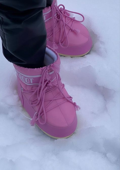 Pink Moon Boots Aesthetic, Pink Moon Boots, Moon Boots Outfit, Moon Boot, Winter Vibes, Pink Moon, Moon Boots, Winter Girls, Winter Fits