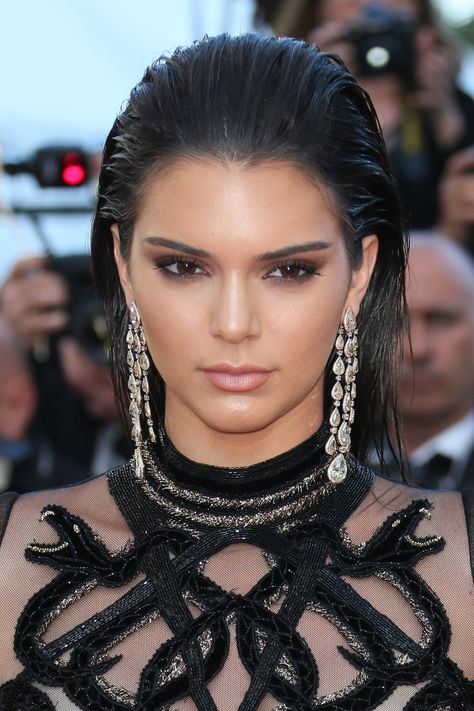 Kendall Jenner with mocha eyes, nude lips, bold brows, slicked back hair with statement earrings Wet Slicked Back Hair, Wet Hair Look, Celeb Hair, Hair Sleek, Wet Look Hair, Wedding Haircut, Jen Atkin, Bold Brows, Nude Lips