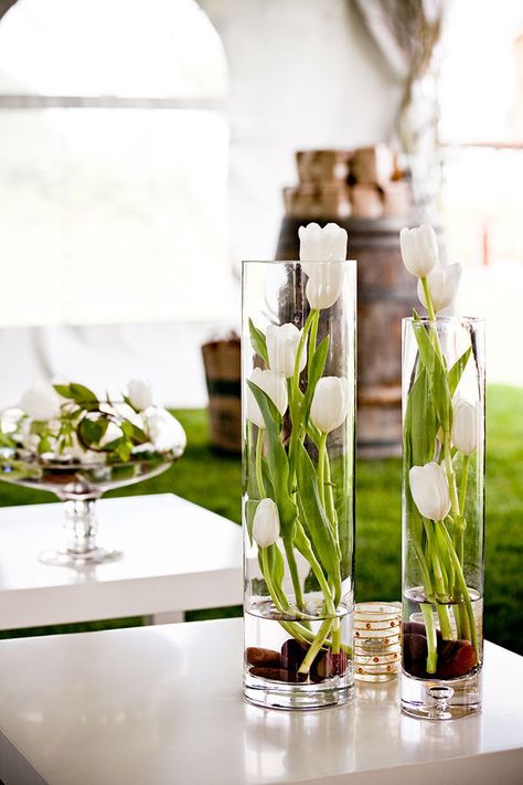 These vertical vases with white tulips are breathtaking. Photography by www.laurenbphoto.com, Wedding Consultation by blushbridalevents.com Tulpen Arrangements, Kraf Kertas, Tulips Arrangement, نباتات منزلية, Tafel Decor, White Tulips, Deco Floral, Centre Pieces, Ikebana