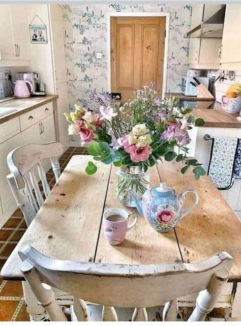 Country Cottage Living, Cocina Shabby Chic, Vibeke Design, Cottage Kitchens, Deco Originale, Dream Cottage, Cottage Interiors, Chic Kitchen, Shabby Chic Kitchen