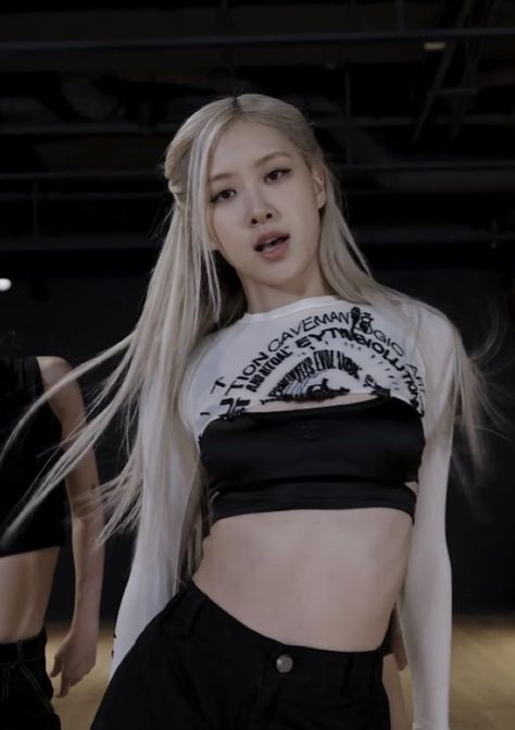 Pink Venom Rosé dance practice👑🤔🤗 Pink Venom Dance Practice, Pink Venom Dance, All American Girl Dolls, Pink Venom, Rose Icon, Dance Practice, Jennie Lisa, Rosé Blackpink, Blackpink Photos