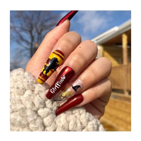 Harry Potter Acrylic Nails Gryffindor, Harry Potter House Nails, Grifindor Nails, Harry Potter Gryffindor Nails, Harry Potter Nails Designs Gryffindor, Harry Potter Nails Gryffindor, Gryffindor Nails, Hp Nails, Harry Potter Nails Designs