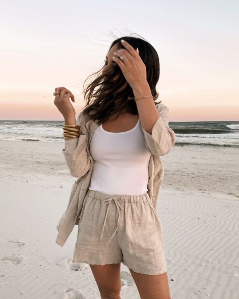 Beach Shorts Outfit, Linen Set Outfit, Linen Shorts Outfit, Beach Outfit Casual, Women Beach Outfits, Summer Linen Outfits, Linen Summer Outfits, Looks Com Short, Beach Suit