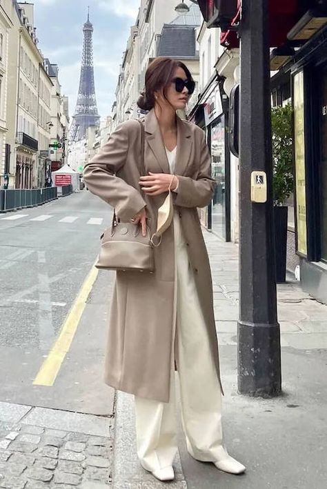 50+ Best Trench Coat Outfit Ideas For Women To Copy Right Now 2023 Fur Trench Coat Outfit, Trendy Trench Coat Outfit, Winter Coat Outfits Casual, 2023 Trench Coat, White Trench Coat Outfit, Coat Outfit Ideas For Women, Trench Coats Women Outfit, Trendy Trench Coat, Trench Coat Outfit Ideas