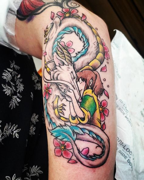 Haku spirited away tattoo Haku And Chihiro Tattoo, Haku Tattoo, Haku Chihiro, Tatuaje Studio Ghibli, Studio Ghibli Tattoo, Ghibli Tattoo, Chihiro Y Haku, Dragon Tattoo For Women, Muster Tattoos