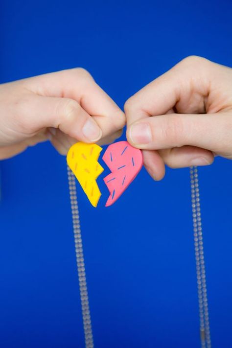 How to Make DIY Friendship Necklace Photo Tutorial | Apartment Therapy Bff Crafts, Diy Gift For Bff, Gifts Forbest Friend, Diy Best Friend Gifts, Necklace Photo, Girl Friendship, Friendship Necklace, Friends Diy, Bff Necklaces