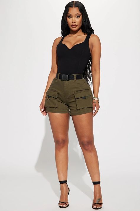 Cargo Shorts Outfits Women Summer, Cargo Shorts Outfits Women, Cargo Shorts Outfit, Black Girls Hairstyles Weave, Orientation Outfit, Cute Bottoms, Olive Fashion, Jean Short Outfits, Short Zipper