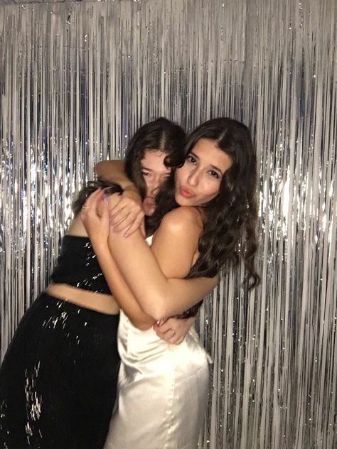 Prom Party Photoshoot, Bff Birthday Pictures, Birthday Photos Instagram, Birthday Photos Friends, Photo Ideas For Party, Party Photo Ideas Friends, Cute Birthday Pics With Friends, Bestie Birthday Pics, Birthday Friends Photo