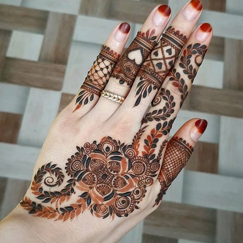 Finger Mehendi Designs, New Mehandi, Khafif Mehndi Design, Legs Mehndi Design, Mehndi Design Pictures, Simple Mehndi Designs Fingers, Very Simple Mehndi Designs, Modern Mehndi Designs, Full Mehndi Designs