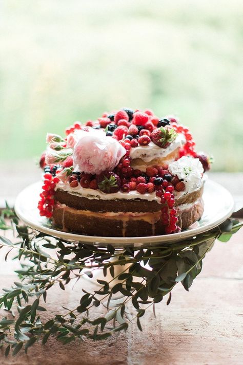 Cake With Blueberries, Cake Mix Donuts, Wedding Cupcake Display, Best Cake Mix, Sicilian Wedding, Nancy Meyers, Chocolate Butter, Refined Wedding, Cake Trends