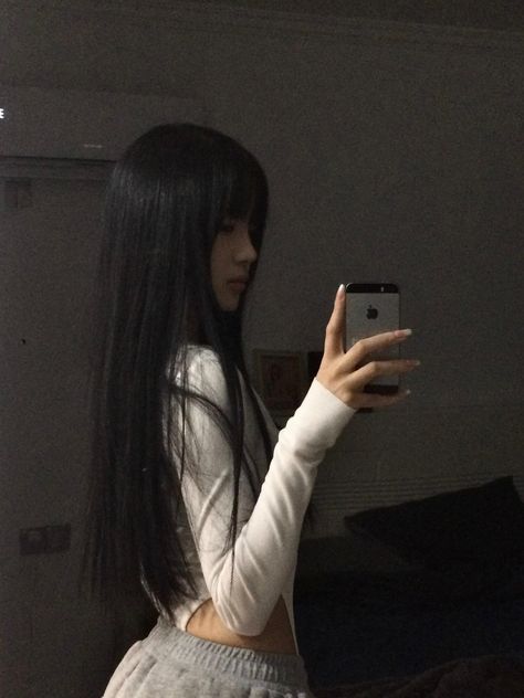 Black Hair Aesthetic, Girls With Black Hair, 사진 촬영 포즈, Haircuts Straight Hair, Foto Poses, Long Black Hair, Foto Ideas Instagram, Pale Skin, Cute Poses