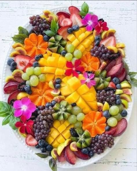 Batch Content, Fruit Platter Designs, My Favorite Food, Tropical Food, Styling Tricks, Three Day Weekend, Amazing Food Decoration, Charcuterie Inspiration, Party Food Platters