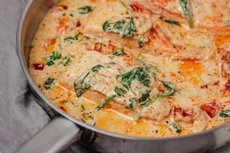 Creamy Tuscan Salmon Pescatarian Dinners, Salmon Spinach Recipes, Creamy Tuscan Salmon, Tuscan Salmon Recipe, Tuscan Salmon, Fish Meals, Salmon Spinach, Garlic Salmon, Creamy Recipes