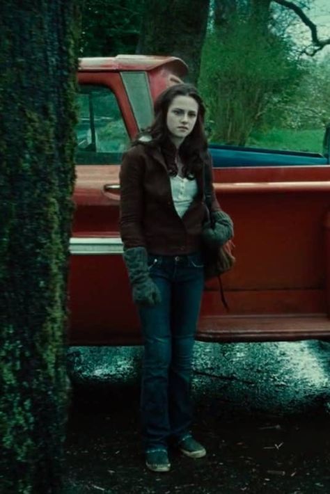 Bella Swan Outfit, Fashion Dark Academia, Swan Outfit, French Minimalist Wardrobe, Bella Swan Aesthetic, Worst Trends, Twilight Outfits, Fashion Dark, Twilight Film