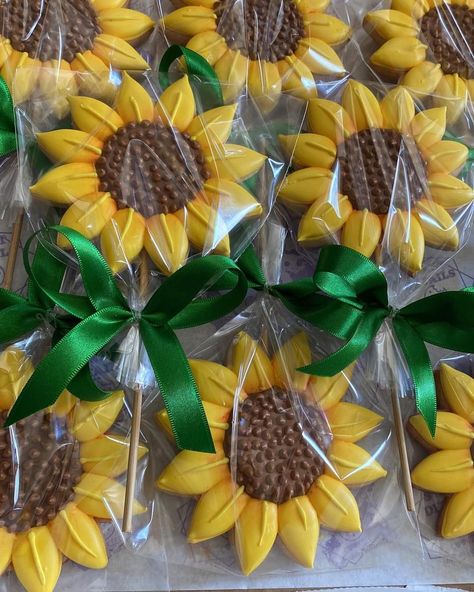 Sunflower Cookies Decorated, Sunflower Sugar Cookies, Sunflower Cookies, Wedding Shower Cookies, Cookie Glaze, Flower Sugar Cookies, Iced Biscuits, Cookie Bouquet, Sugar Cookie Designs