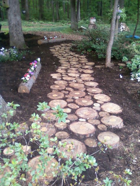 Used a Pine tree for the walk. Cut thick "slices". What was left over, is a flower log. Just cut the center out with a chainsaw. Tree Slice Pathway, Stepping Logs Garden, Tree Stump Stepping Stones, Tree Stump Walkway, Wood Slice Pathway, Log Stepping Stones, Wood Stepping Stones, Tree Stump Ideas, Vegetable Garden Layout