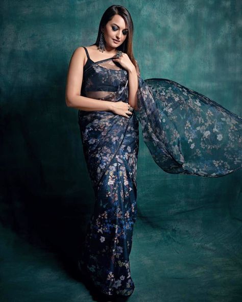 Indian Saree Outfit, Alternative Fashion Grunge, Saree Outfit, Indian Sari Dress, Arabian Beauty Women, Saree Photoshoot, Sonakshi Sinha, Stylish Blouse Design, Mango Fashion