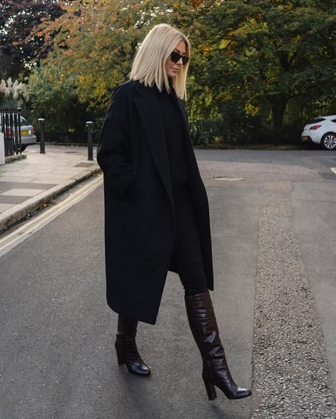 Long Black Coat Outfit, Tall Black Boots Outfit, Long Boots Outfit, Outfit Minimalista, Black Coat Outfit, Emma Hill, Tall Brown Leather Boots, Winter Boots Outfits, Black Boots Outfit