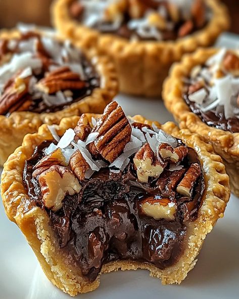 Make delicious mini chocolate coconut pecan tarts with a crispy crust, rich chocolate filling, and coconut-pecan topping. Easy to prepare! Pecan Pie Bites Easy, Pecan Carrot Cake, Heavenly Dessert Recipe, Optimal Recipes, Cheesecake Cupcakes Recipe, Banana Walnut Cake, Pecan Pie Bites, Lemon Cupcake Recipe, Easy Tart Recipes