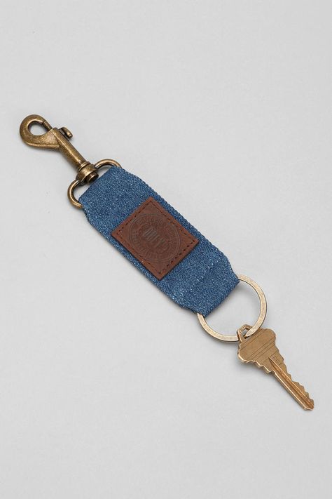 llavero Denim Keychain Diy, Denim Accessories Diy, Denim Keychain, Fabric Keychains, Projek Menjahit, Denim Crafts Diy, Blue Jeans Crafts, Diy Bag Designs, Jean Crafts