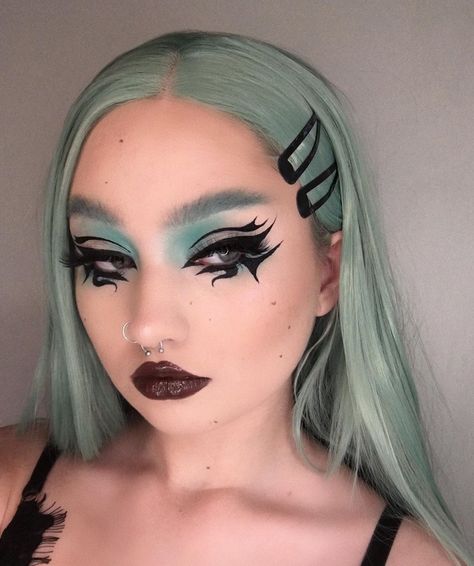 7,938 Likes, 64 Comments - annabel (@dolls0ul) on Instagram: “the eyeliner is inspired by @by.sulli ✨ It’s not an exact recreation of what she did because I got…” Drag Make-up, Alt Makeup, Make Up Inspiration, Smink Inspiration, Alternative Makeup, Edgy Makeup, Makeup Eye Looks, Goth Makeup, Creative Eye Makeup