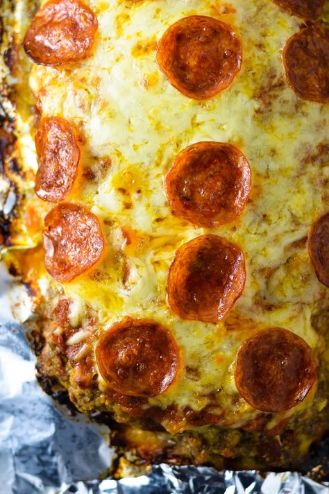 Pizza Meatloaf Recipe, Easy Pepperoni Pizza, Pizza Meatloaf, Beef Pepperoni, Family Dinner Night, Bacon Pizza, Ground Beef Recipe, Meatloaf Ingredients, Simple Dinner