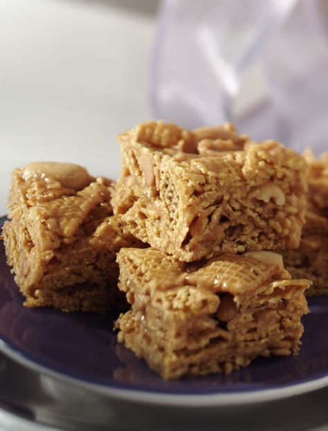 Enjoy a peanut butter lover’s treat with just five ingredients and no baking required! For a fancy finishing touch, add a drizzle of melted semisweet or white chocolate! Chex Bars, Cereal Treat Bars, Peanut Butter Cereal Bars, Cereal Snacks, Chex Mix Recipes, Square Recipes, Cereal Treats, Easy Bake, Cereal Bars