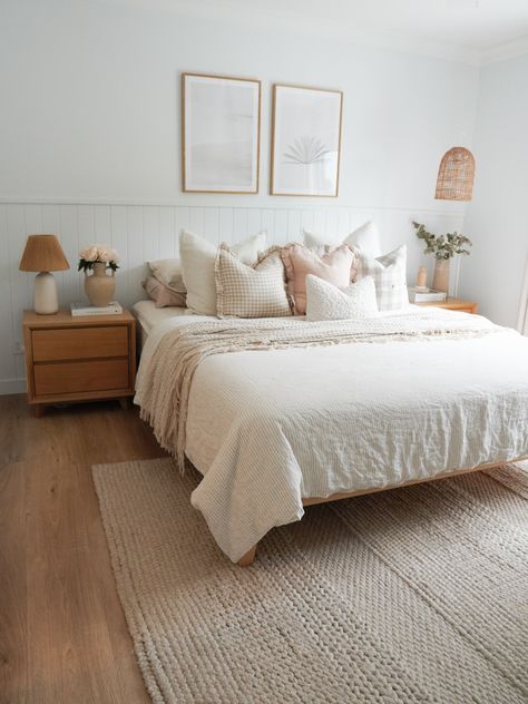 Cool Tone Neutral Bedroom, Simple Cozy Room Aesthetic, Modern French Farmhouse Bedroom, College Apartment Bedroom Neutral, Cute Neutral Bedroom, Neutral And Pastel Bedroom, Master Bedrooms Decor No Headboard, No Headboard Master Bed, Spare Bedroom Ideas Minimalist