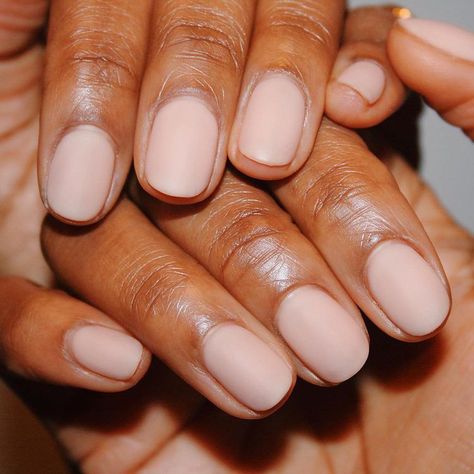 Linen Nails Are the Minimalist Mani Trend Taking Over for Summer Matte Gel Nails, Matte Nail Colors, Natural Looking Nails, Natural Gel Nails, Natural Nail Art, Natural Nail Polish, Matte Black Nails, Organic Nails, Matte Nail Polish