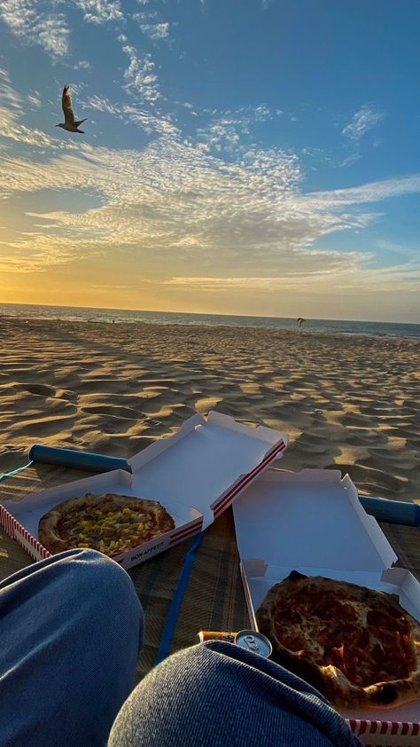 Summer Vacation Aesthetic Beach, Summer Vacation Friends, Camping Aesthetic Beach, Vacation Vibes Aesthetic, Summer Aesthetic Activities, Summer Break Aesthetic, Aesthetic Sea Pictures, Aesthetic Pizza Pictures, Pizzas Aesthetic