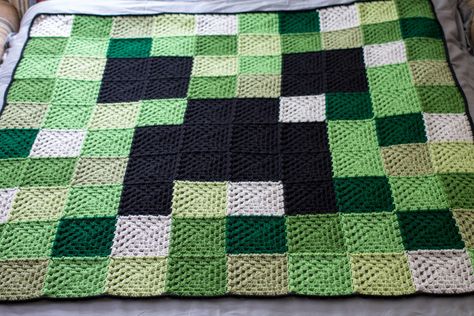 no pattern - inspiration ~ minecraft blanket Minecraft Irl, Minecraft Crochet Patterns, Minecraft Patterns, Minecraft Blanket, Minecraft Diy Crafts, Minecraft Crochet, Nerdy Crochet, Minecraft Gifts, Reverse Single Crochet